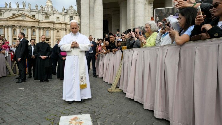 Papa Leão Xiv Presta Homenagem Em Local Do Atentado Contra João Paulo Ii Na Praça De São Pedro